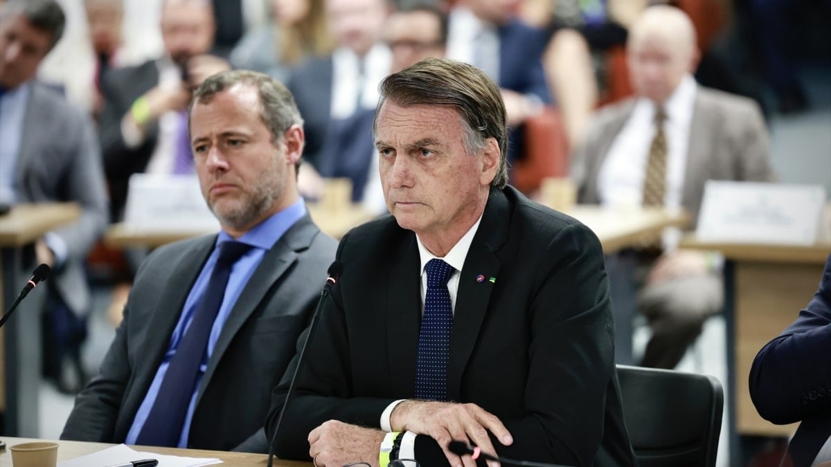 Bolsonaro est arrêté après avoir tenté de casser son bracelet électronique