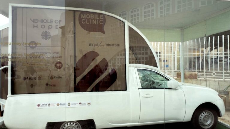 Israël interdit l'accès à Gaza à la papamobile de François transformée en clinique