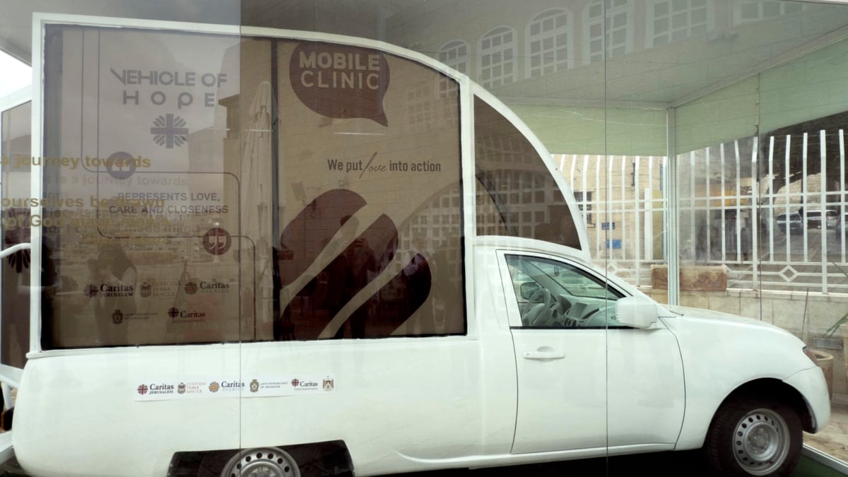 Israël interdit l'accès à Gaza à la papamobile de François transformée en clinique