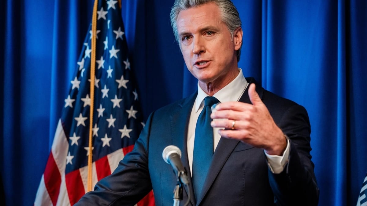 Qui est Gavin Newsom, le gouverneur démocrate qui émerge comme candidat contre Trump (ou Vance)