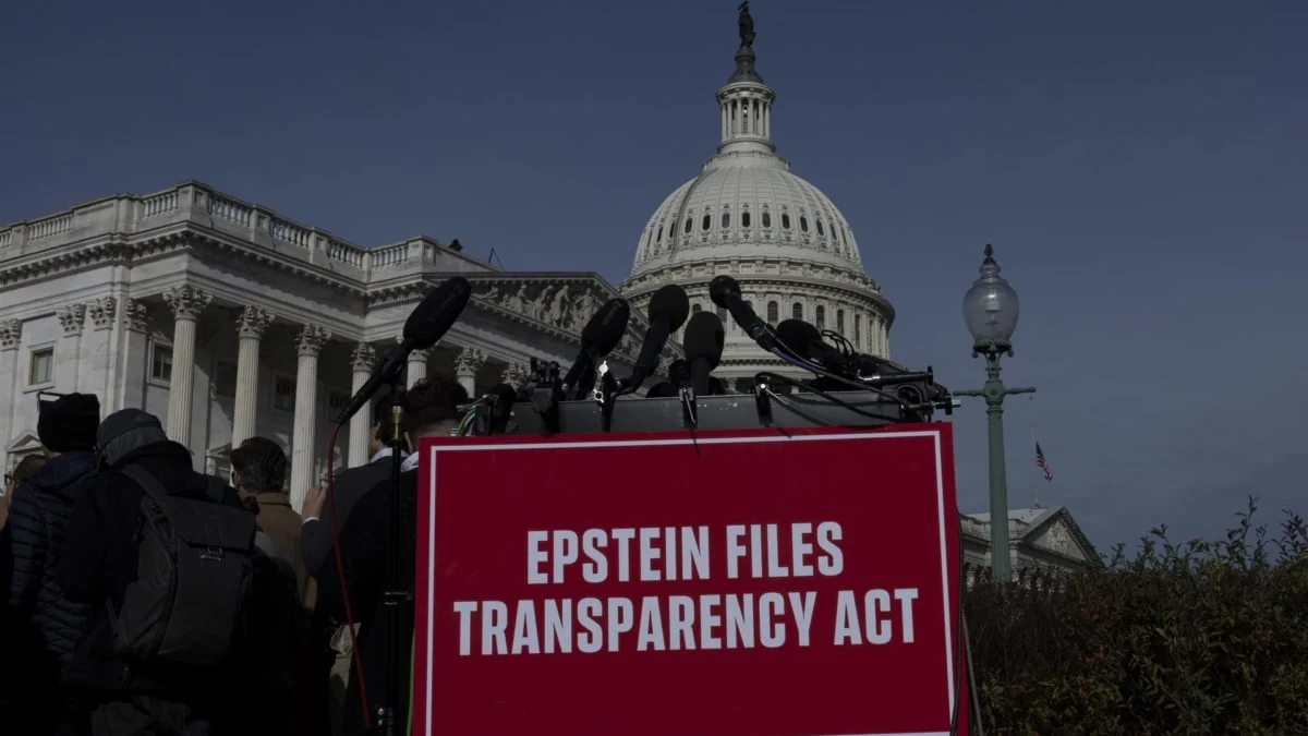 Pancarta frente al Capitolio exigiendo la publicación de los archivos de Epstein.