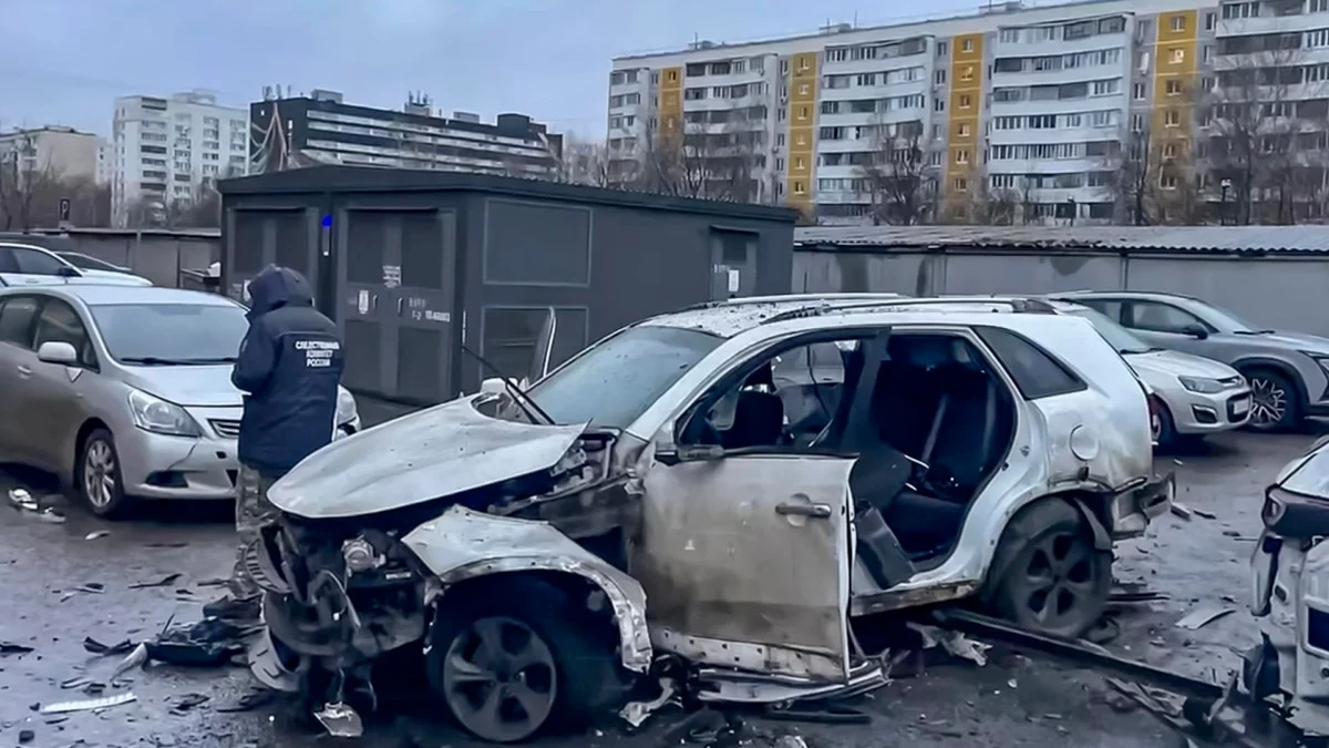 El coche del teniente general Fanil Sarvárov, tras un atentado
