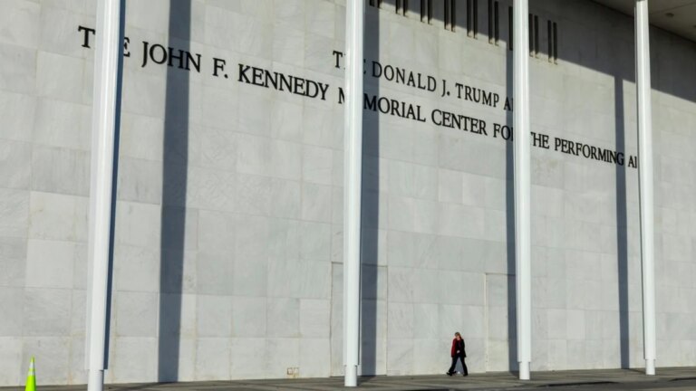 Pourquoi Trump est-il obsédé par son nom ?