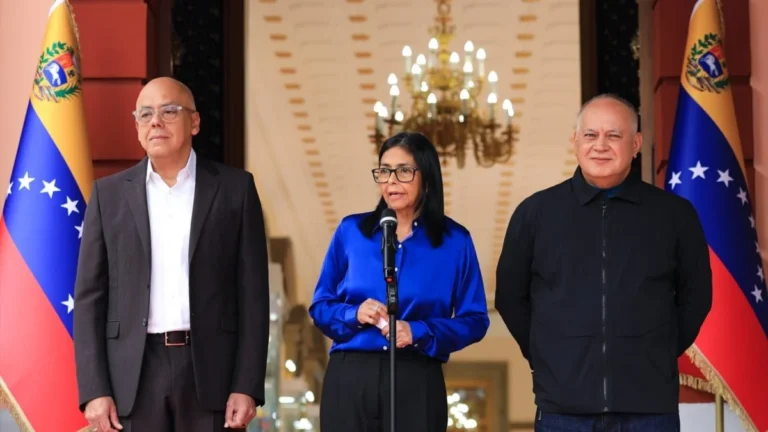 Delcy Rodríguez a rencontré à Caracas le directeur de la CIA pendant que Trump recevait Machado