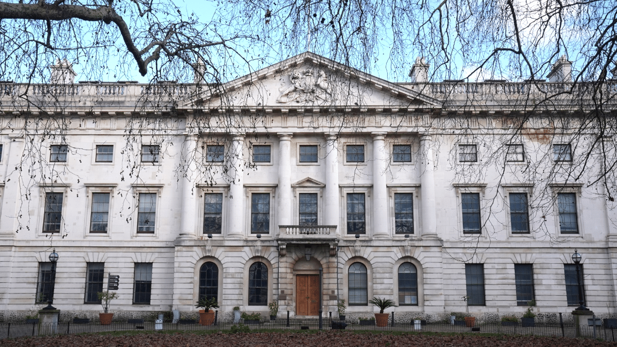 Estado actual del edificio histórico del Royal Mint Court, futura sede de la embajada de China.