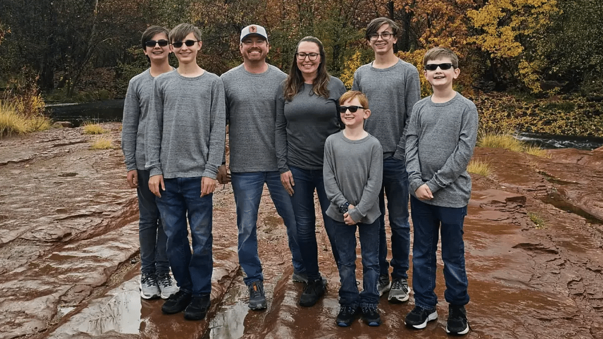 Adam Johnson con su familia en una de las imágenes publicadas en su web electoral.