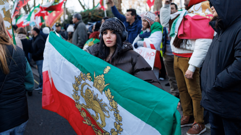 Les manifestations en Iran se sont étendues à des dizaines de villes, faisant au moins 20 morts et près d'un millier d'arrestations