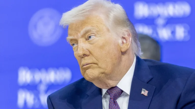 Trump poursuit JPMorgan pour 5 milliards de dollars pour l'avoir exclu de ses services bancaires