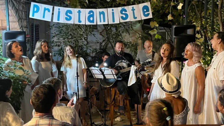 Dans le « Benidorm » des Balkans où Russes et Ukrainiens vivent en paix en dehors de la propagande de guerre