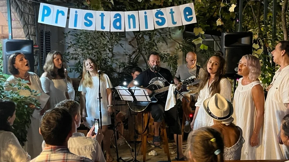 Dans le « Benidorm » des Balkans où Russes et Ukrainiens vivent en paix en dehors de la propagande de guerre