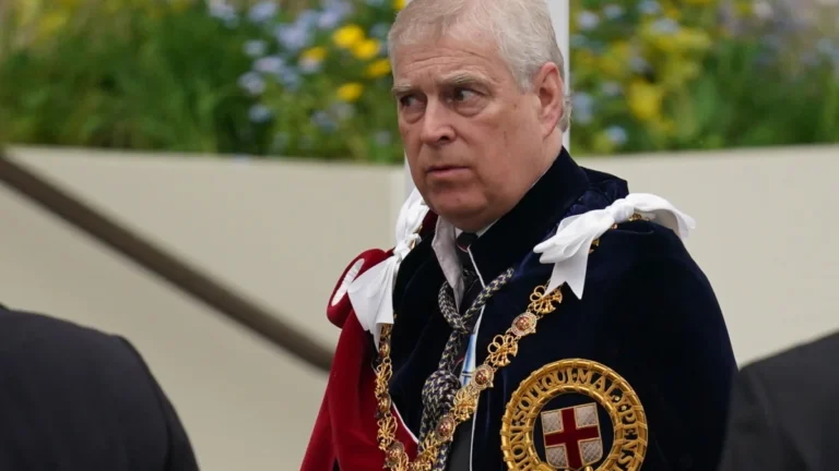 La police britannique arrête l'ancien prince Andrew, frère de Charles III