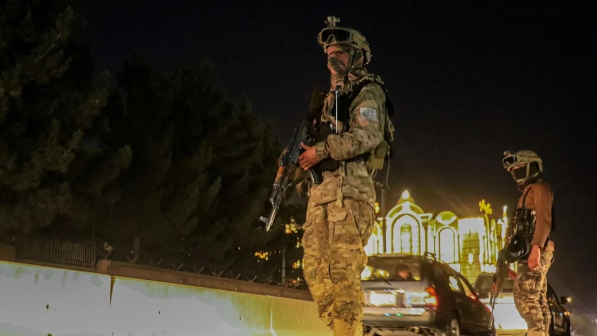 Talibanes registran vehículos en Kabul, Afganistán