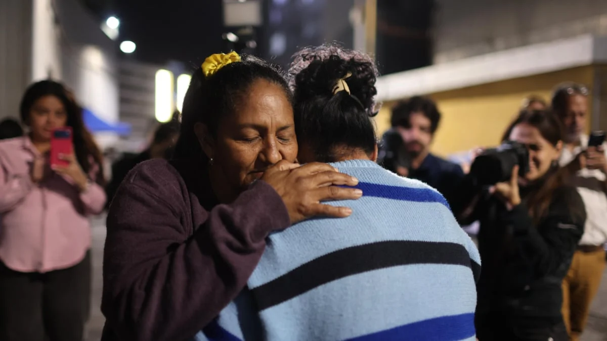 Personas se abrazan al conocer la aprobación de la ley de amnistía para presos políticos en Venezuela