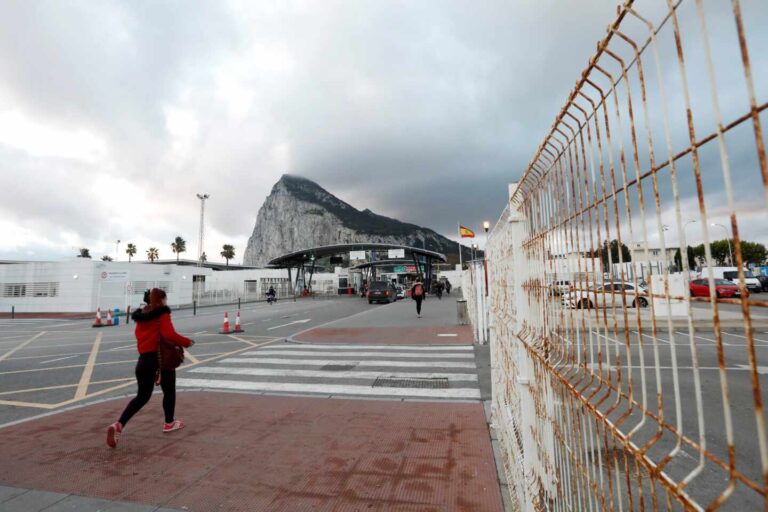 Les articles clés du traité sur Gibraltar et les lectures du Royaume-Uni et de l'Espagne