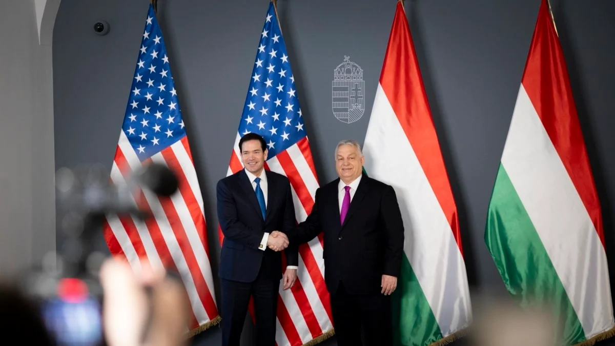 El secretario de Estado, Marco Rubio (izda) junto al primer ministro húngaro, Viktor Orbán, en Budapest.