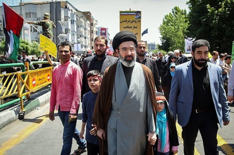 Mojtaba Khamenei, nouvel ayatollah, succède à son père à la tête de l'Iran