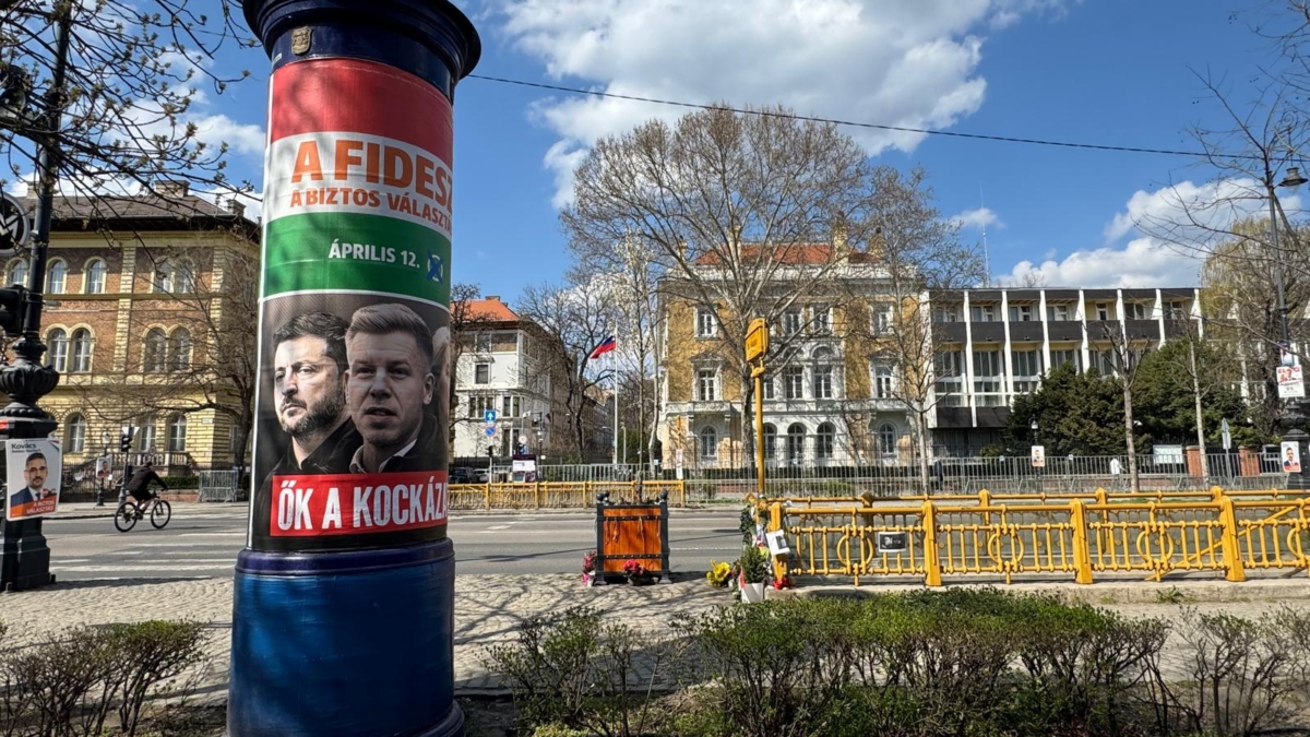 Cartel electoral del partido de Orbán contra Zelenski y el opositor Magyar.