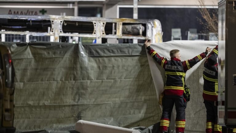 Au moins six morts et quatre blessés dans l'incendie d'un car postal en Suisse