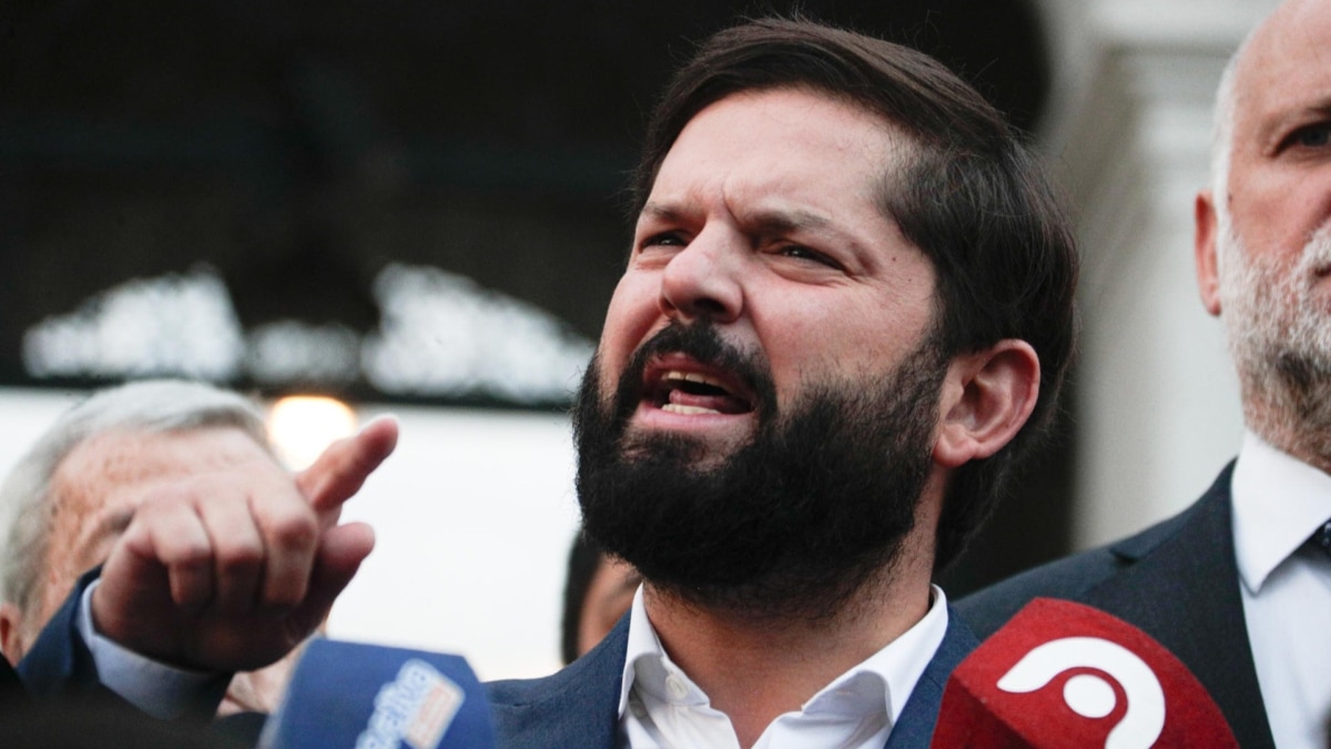 El presidente en funciones de Chile, Gabriel Boric, hace declaraciones a la prensa tras la ruptura de las bilaterales con Kast.
