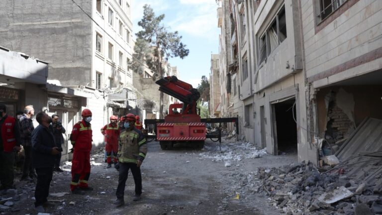 Israël et les États-Unis attaquent des installations nucléaires dans le centre de l’Iran sans victimes ni fuites radioactives