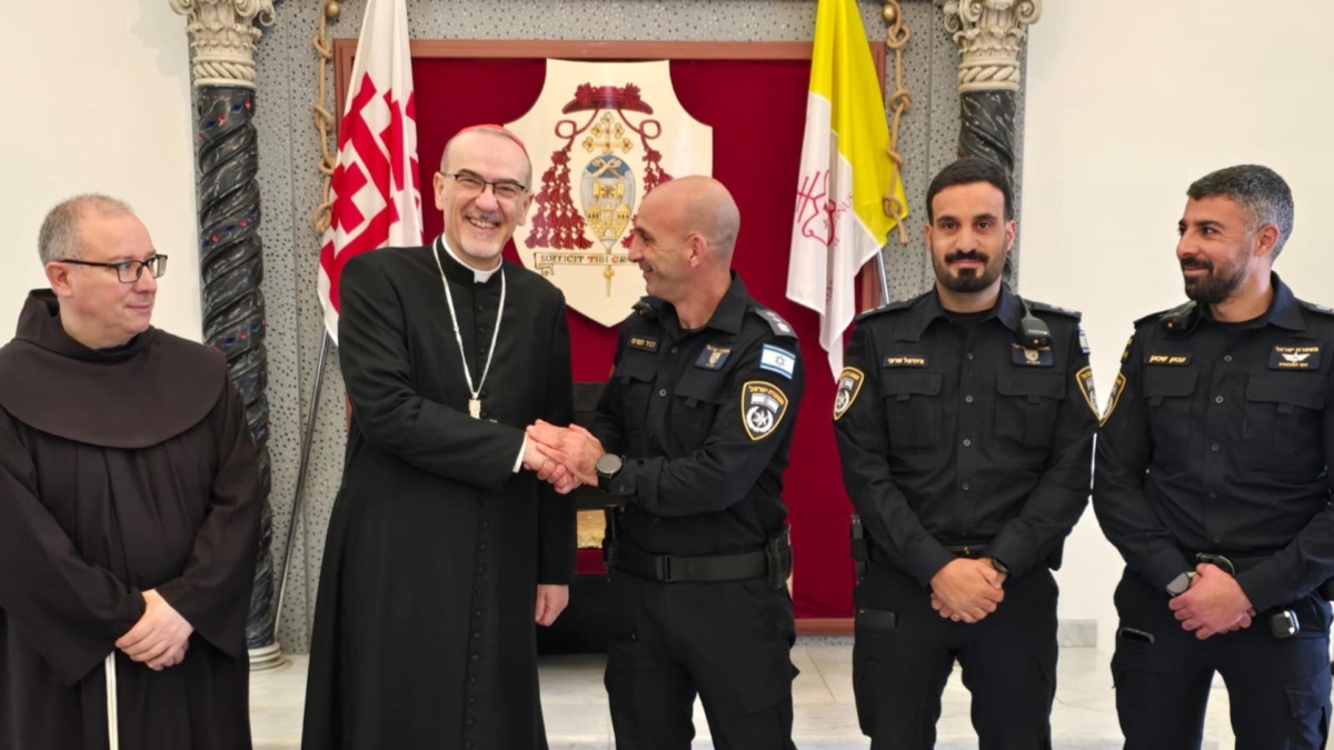 El cardenal latino católico Pierbattista Pizzaballa (2i) durante una reunión con la policía de Israel, este lunes, un día después de que se le impidiera la entrada al Santo Sepulcro.