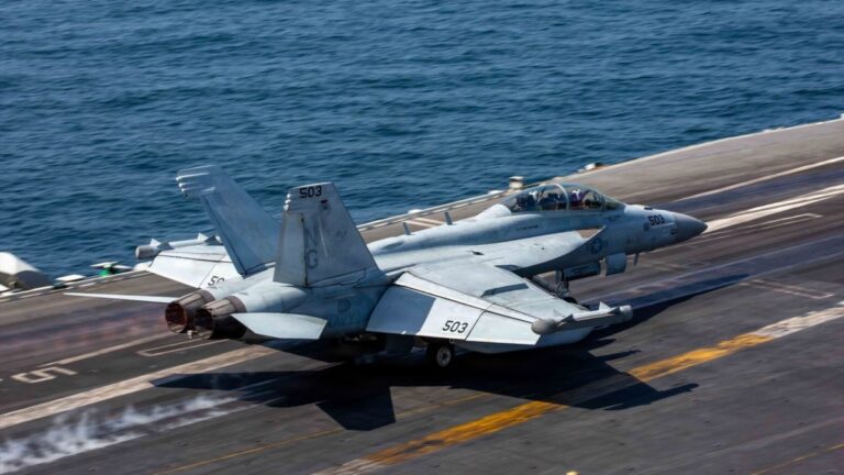 L'Iran affirme que quatre de ses missiles ont touché le porte-avions Abraham Lincoln, mais les États-Unis le démentent.