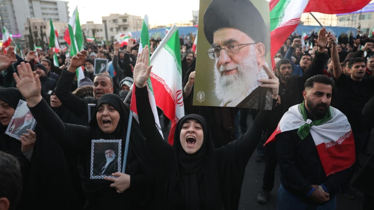 Una marcha de protesta contra EEUU e Israel por la muerte del líder supremo de Irán, Ali Jamenei.