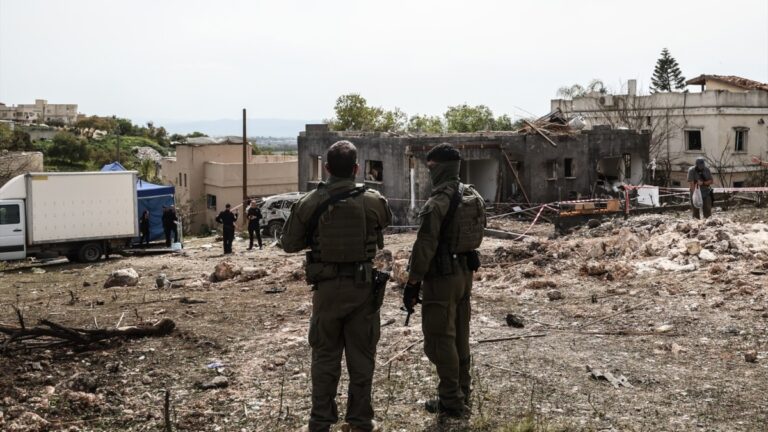 L’Iran et le Hezbollah attaquent Israël dans une offensive qui déclenche des alarmes anti-aériennes