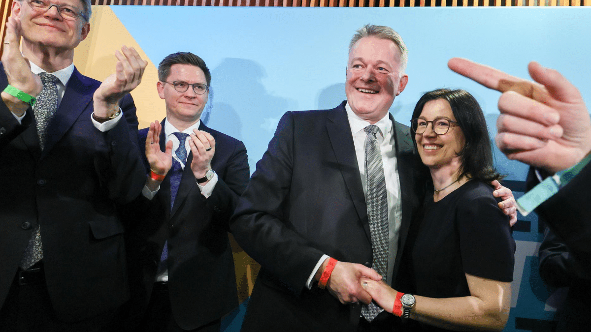 El candidato de la CDU Gordon Schnieder celebra la victoria de su partido junto a su esposa.