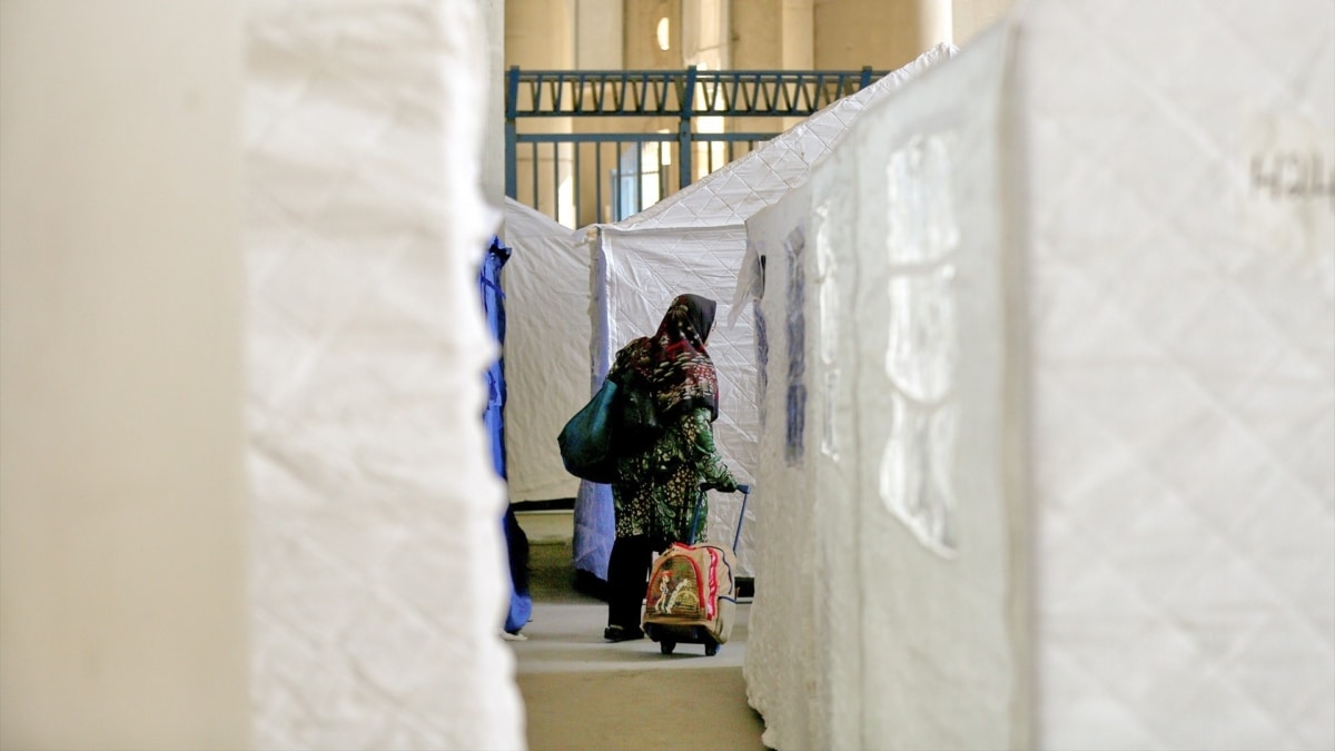 Una mujer libanesa desplazada busca su tienda de campaña en la Ciudad Deportiva de Beirut.