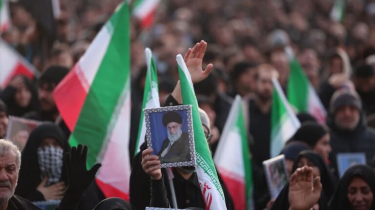 Le nouveau guide suprême iranien pourrait être élu la semaine prochaine et Israël prévient : « Il sera éliminé »