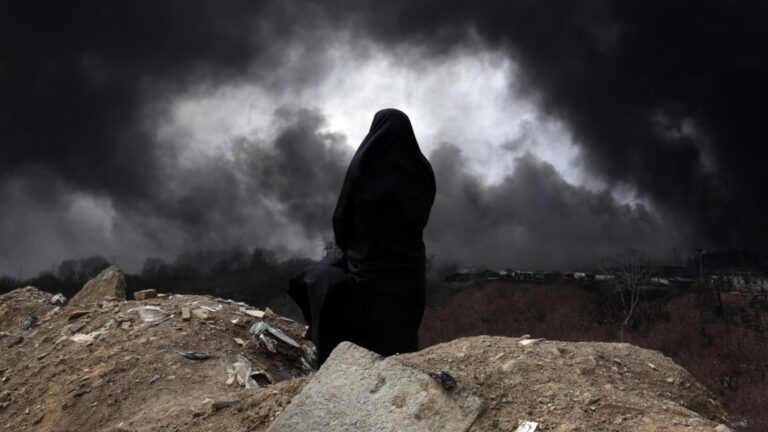 Les États-Unis et Israël intensifient le conflit et attaquent des raffineries pour la première fois