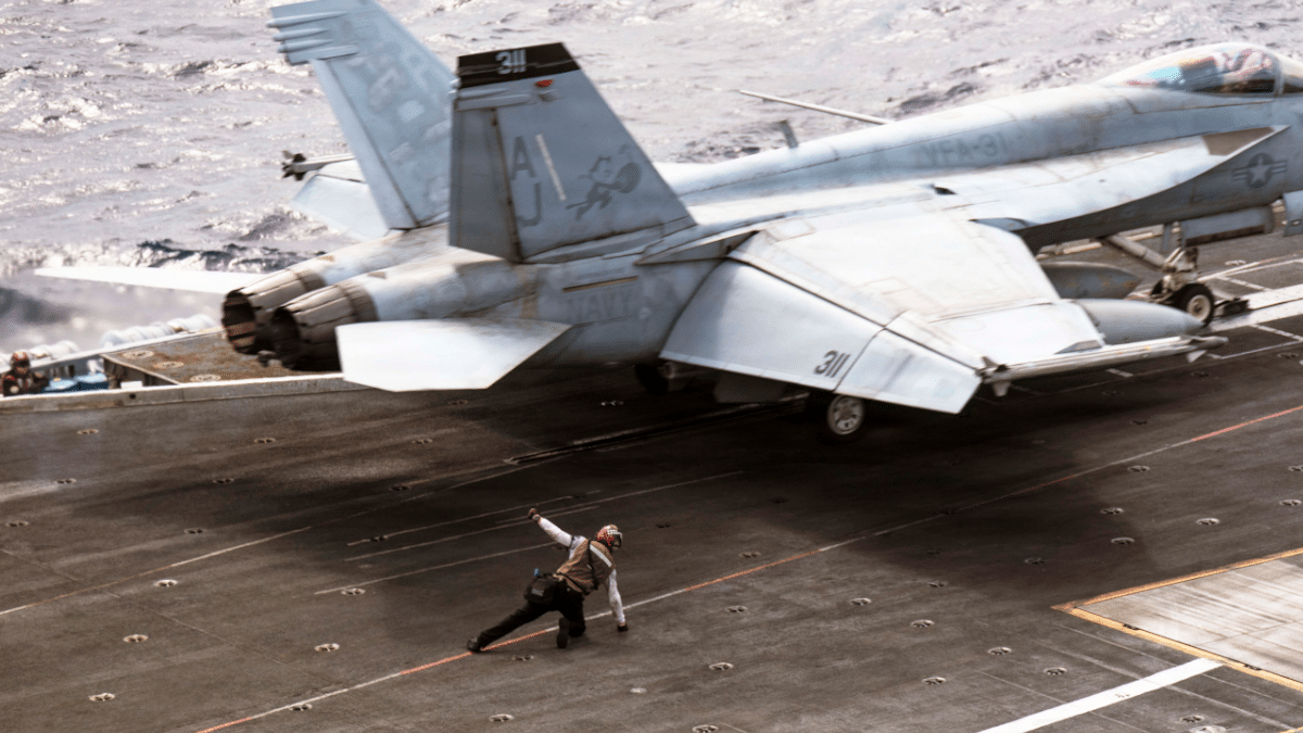 Un tripulante del USS Gerald R. Ford da la señal de despegue a un F/A-18E Super Hornet el pasado 15 de marzo.