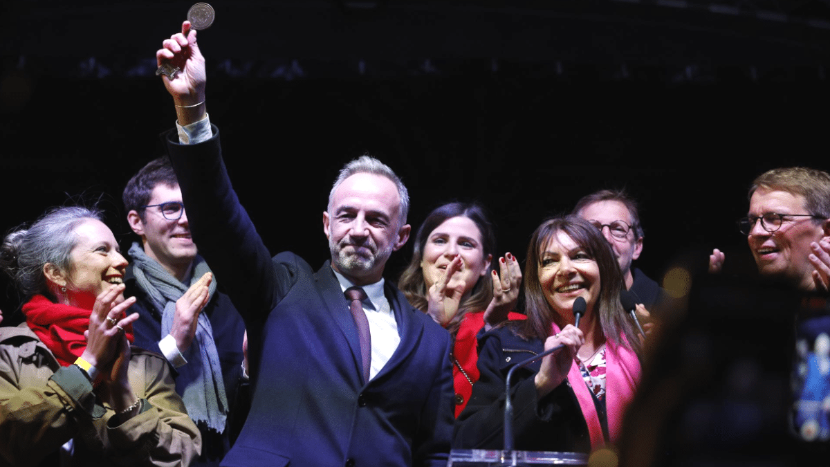 El candidato socialista a la alcaldía de París, Emmanuel Grégoire, celebra su victoria junto a la alcaldesa Anne Hidalgo.