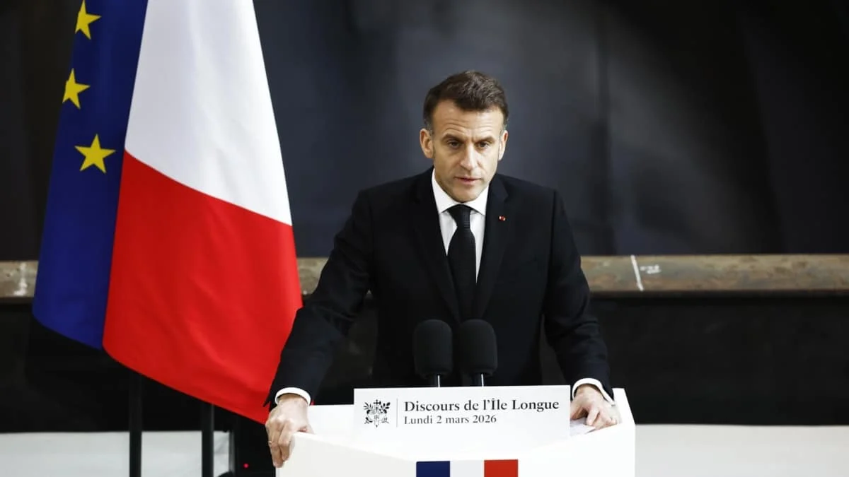 El presidente de Francia, Emmanuel Macron, habla ante el submarino