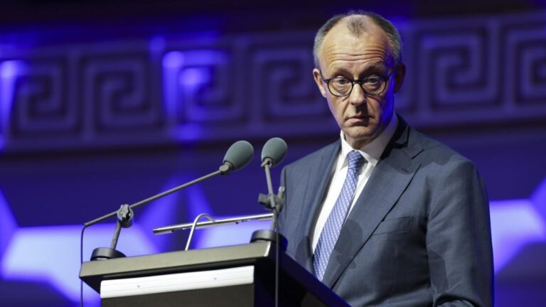 Merz qualifie d' »erreur » la décision américaine de lever les sanctions sur le pétrole brut russe et le Kremlin s'en félicite