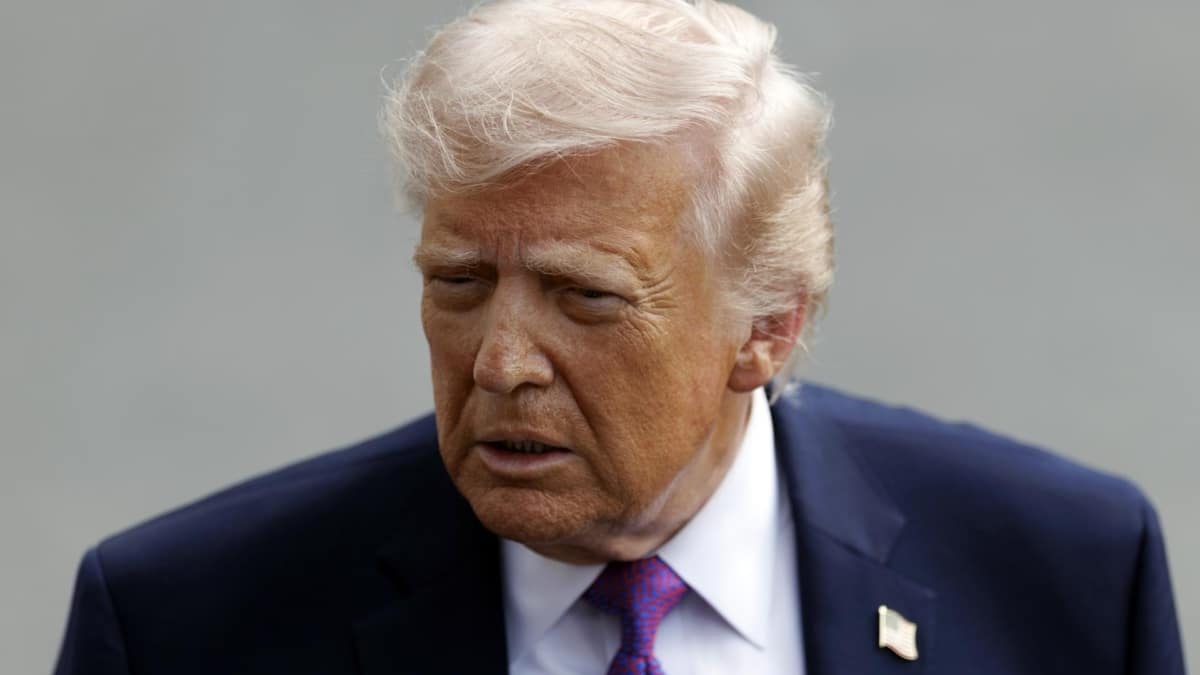 Trump acusa a España de