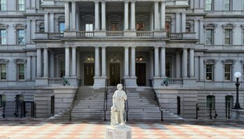 Trump rend hommage à Christophe Colomb et installe sa sculpture à la Maison Blanche