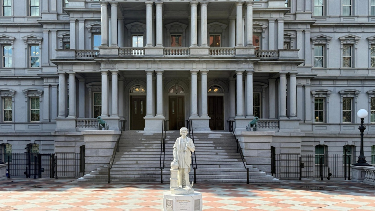 Trump rend hommage à Christophe Colomb et installe sa sculpture à la Maison Blanche