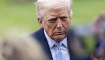 Trump reporte ses attaques après avoir eu des « pourparlers productifs » avec l’Iran alors que Téhéran le nie