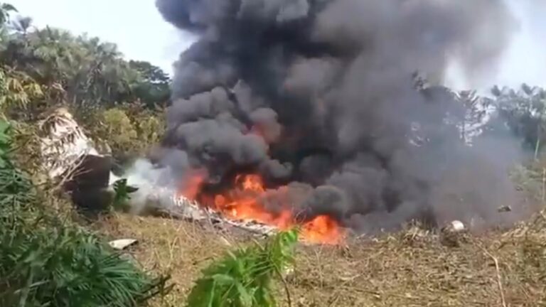 Un avion de l'armée de l'air colombienne s'écrase avec 125 personnes à bord et fait au moins 48 blessés