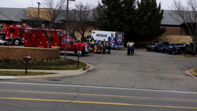 Un homme armé percute son véhicule et ouvre le feu sur une synagogue du Michigan