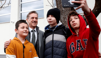 Victoire étriquée du Premier ministre pro-européen de Slovénie lors d'élections tendues par des allégations d'ingérence étrangère