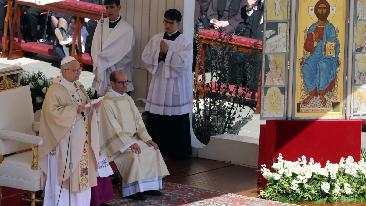 El Papa León XIV durante la celebración de la misa en la Plaza de San Pedro con motivo del Domingo de Resurrección.