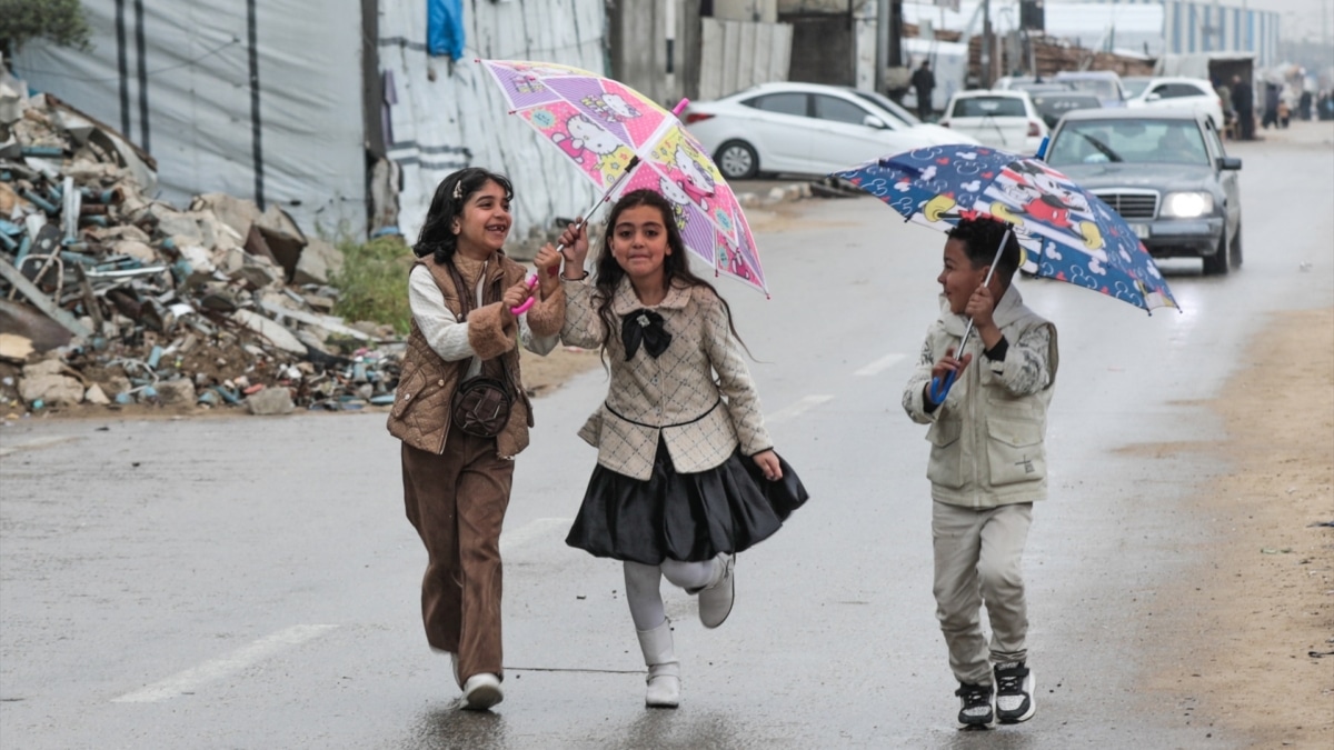 Niños palestinos juegan en la Franja de Gaza