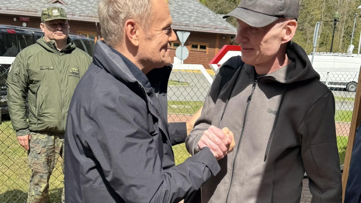 Donald Tusk da la bienvenida a Andrzej Poczobut, tras ser liberado.