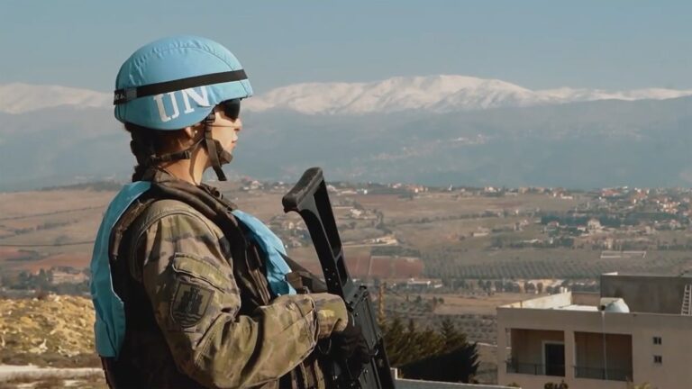 Israël admet avoir commis des attaques pendant la trêve au Liban alors que l'ONU cible le Hezbollah pour la mort des Casques bleus