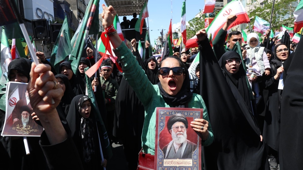 Los iraníes conmemoran en las calles de Teherán los 40 días del asesinato del Líder Supremo, Alí Jameneí.
