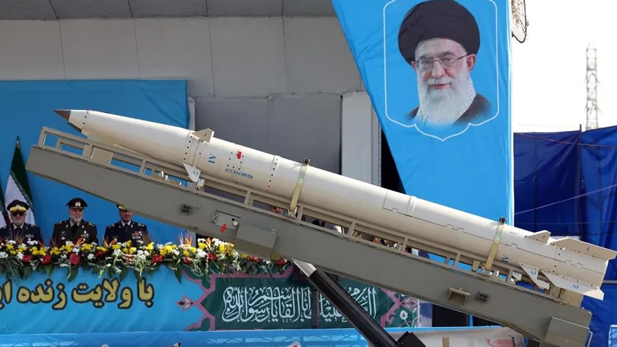 Irán desfile militar ante una imagen de Jamenei