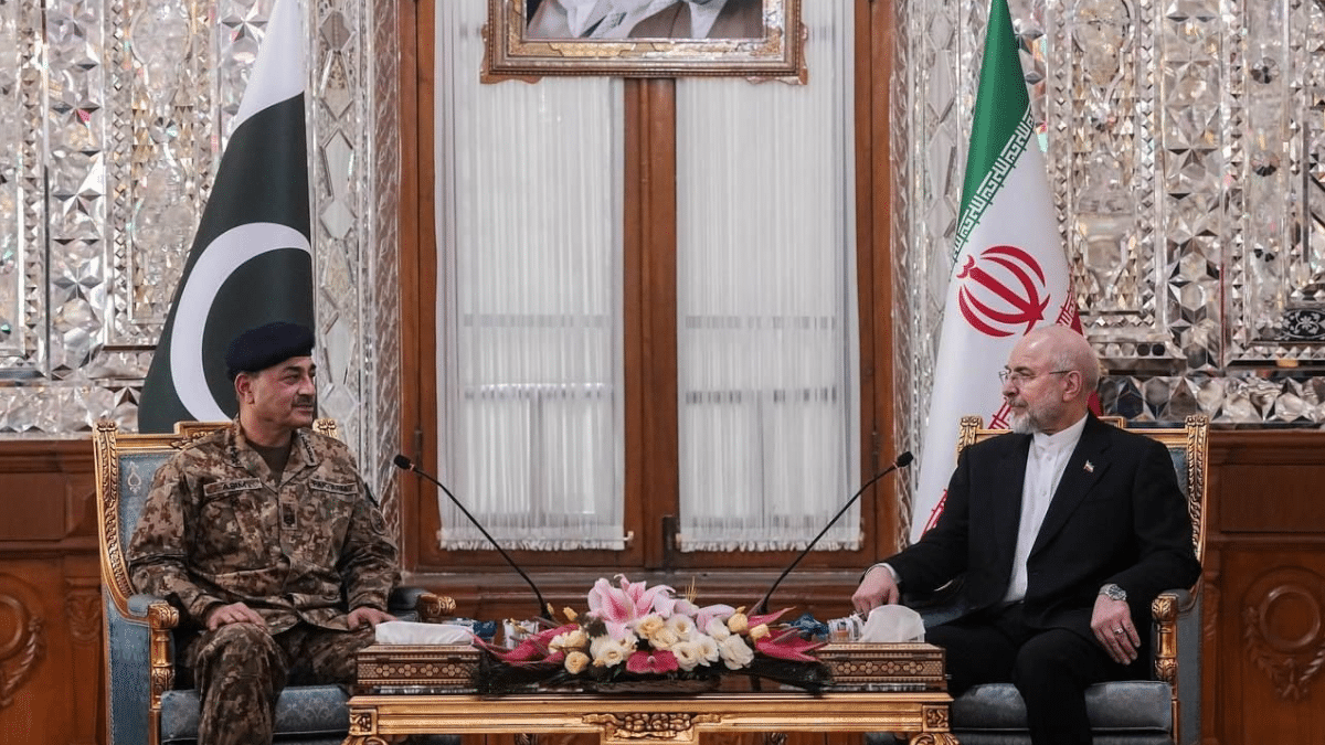 El presidente del Parlamento de Irán, Mohammad Bagher Ghalibaf, el pasado jueves con el jefe del Ejército de Pakistán, el mariscal de campo Asim Munir, en Teherán.